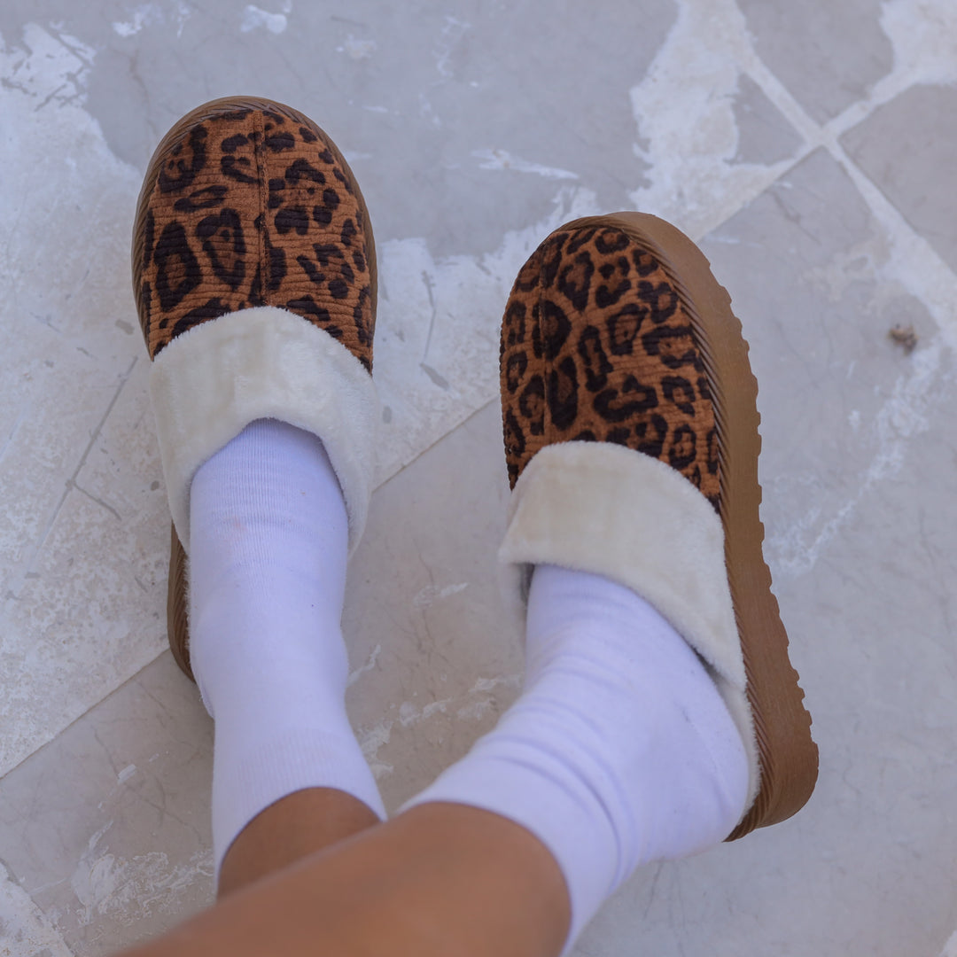 Cozy Cloud Winter Slides - Dark Leopard