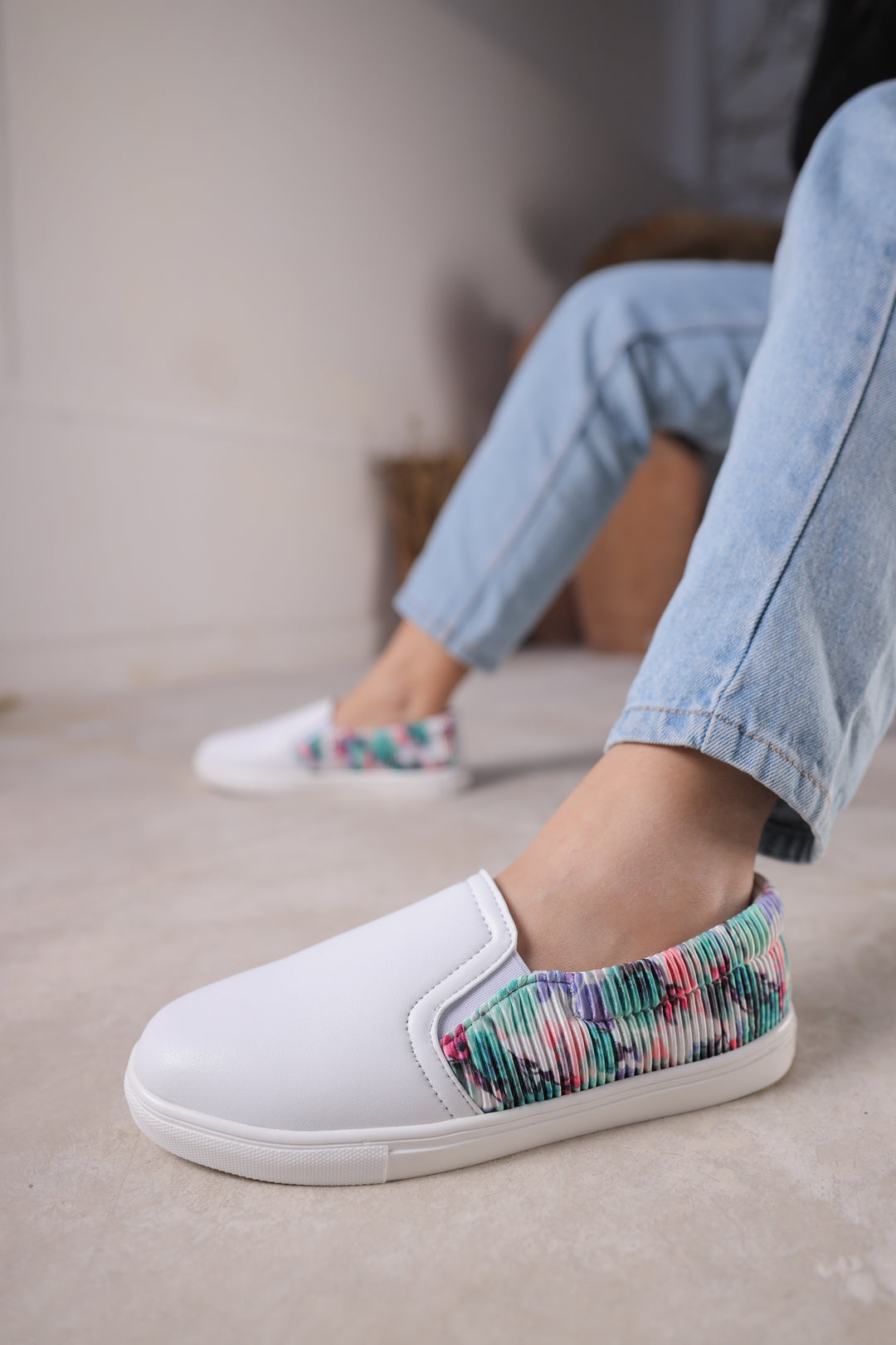 Shadow Stride Sneaker Slip-on - White