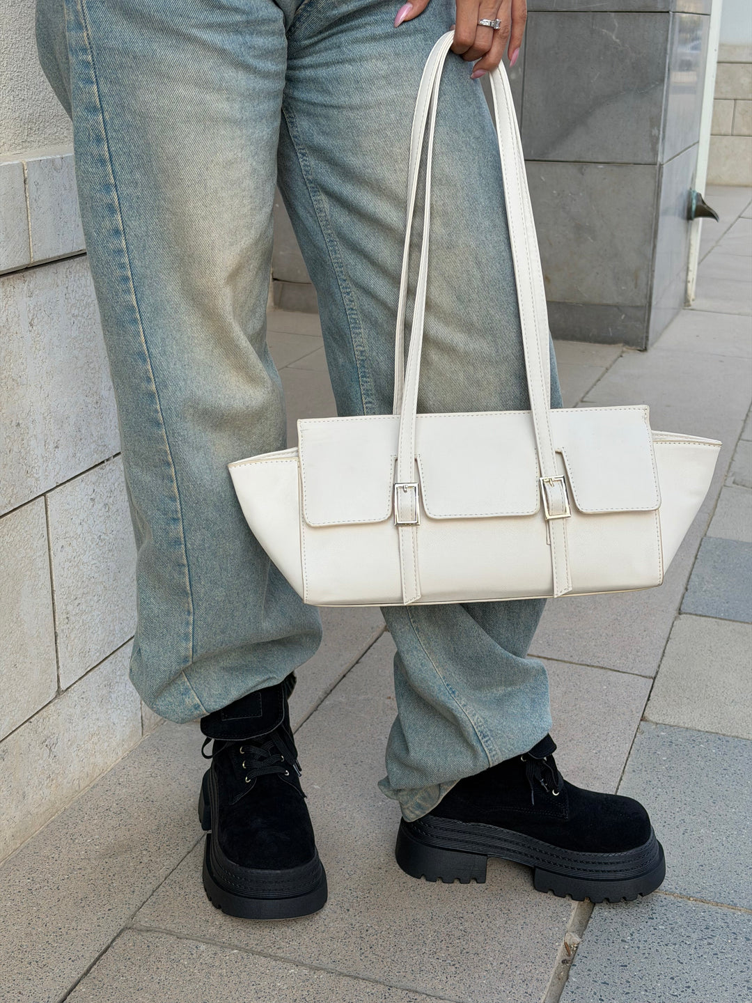 The Sloan Structured Leather Shoulder Bag - Beige