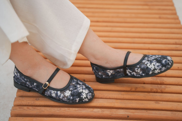The Ethereal Meadow Flat - Black