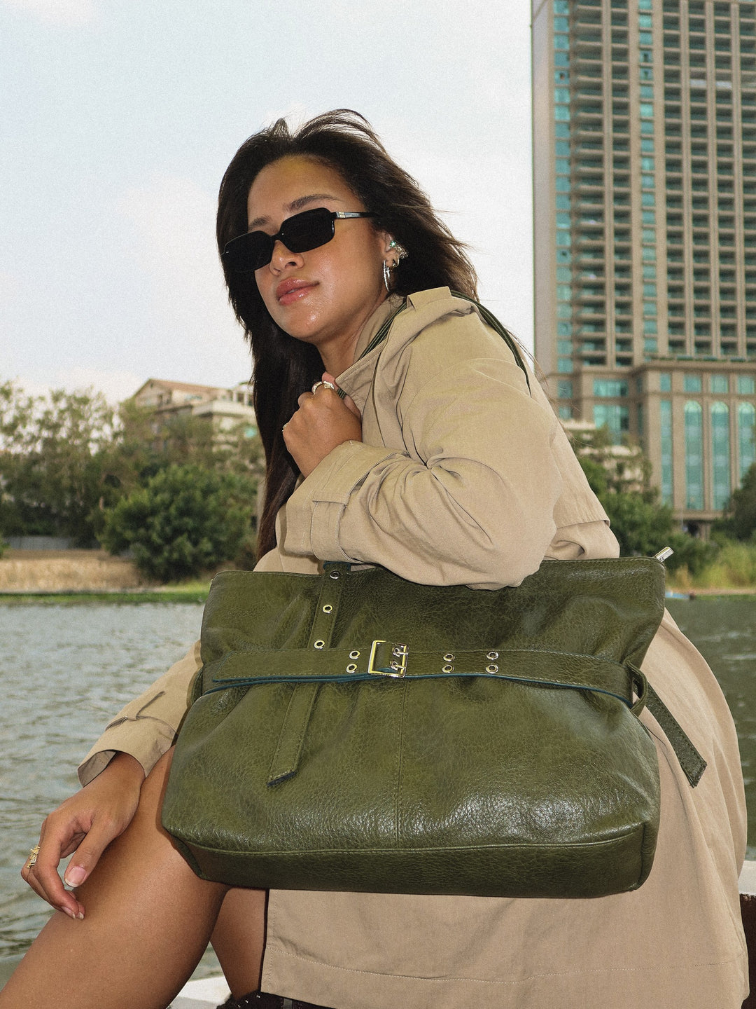 Olive belted tote bag faux leather – worn on model (4)