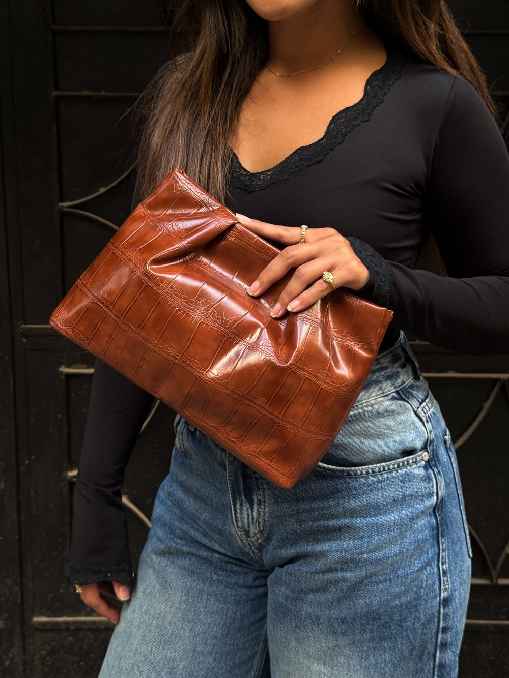 Havane croc-embossed ruched clutch faux leather – worn on model (2)