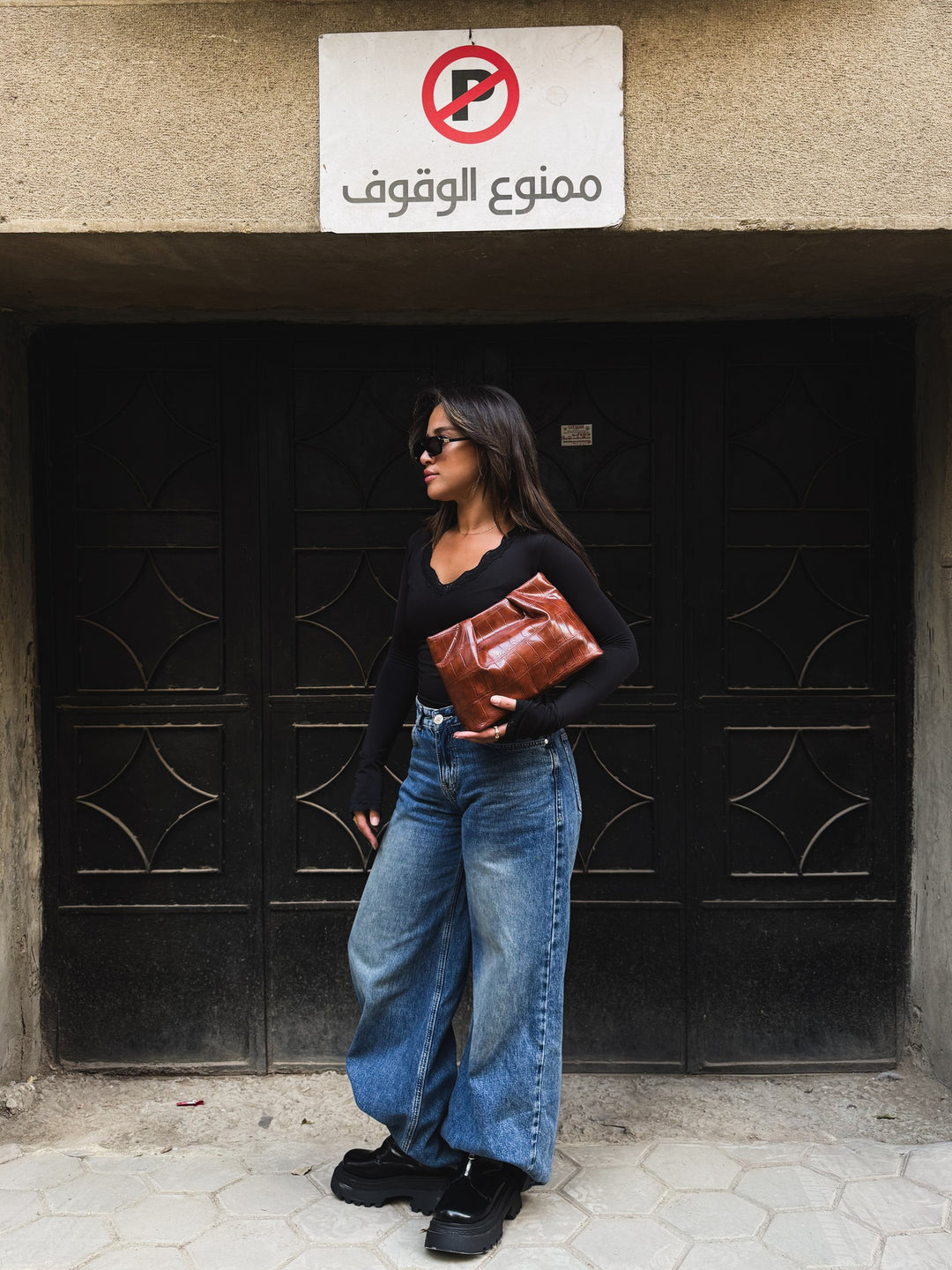 Havane croc-embossed ruched clutch faux leather – worn on model (5)