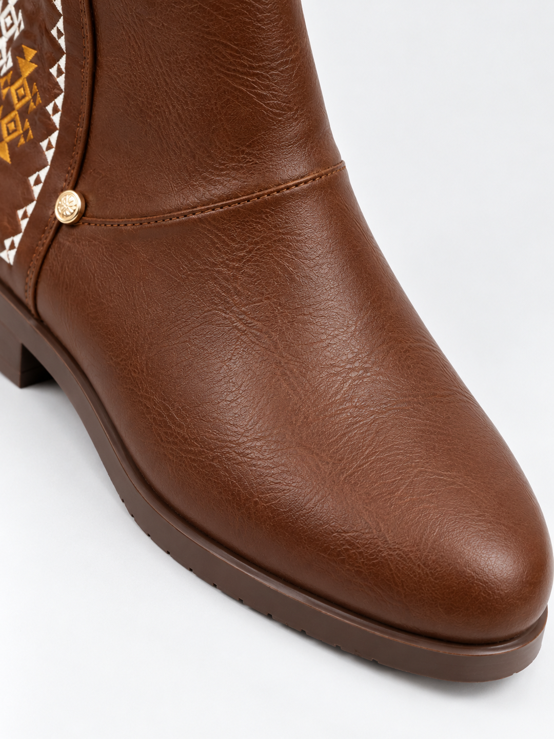 Havane embroidered panel ankle boot faux leather – round toe close-up